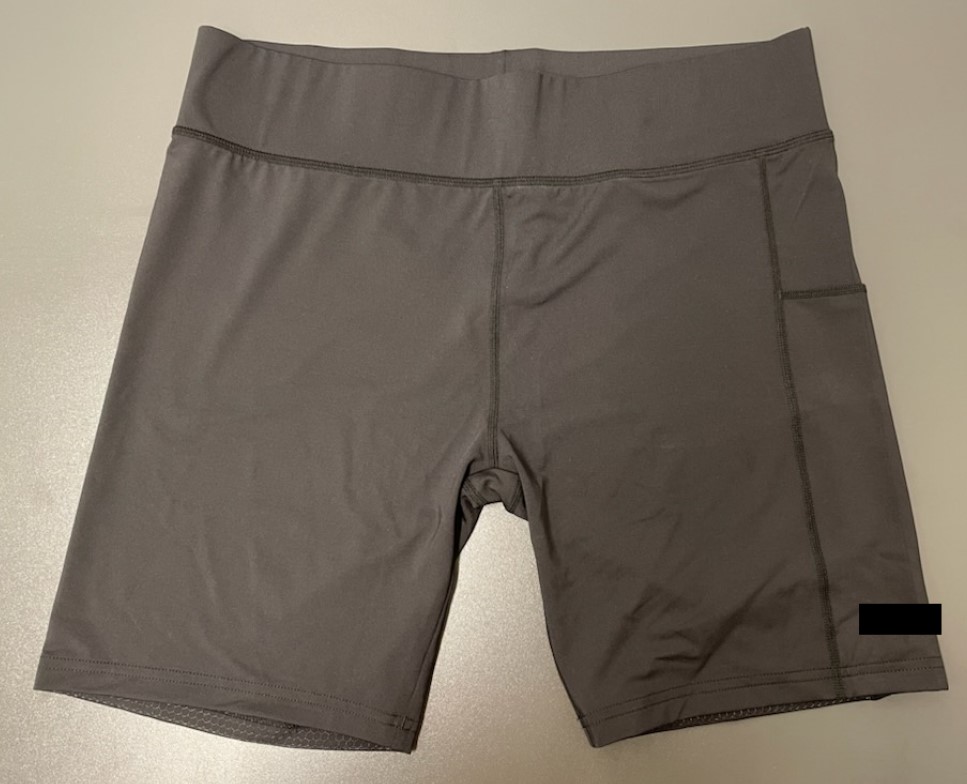 Träningsbyxa av trikå med korta ben som slutar ovanför knäna (shorts). Byxan har elastisk linning och benen är fållade i nederkanterna. Byxan är försedd med en ficka på utsidan av det vänstra byxbenet och en ficka på insidan av linningen framtill, till vänster.
Byxan är enligt uppgift tillverkad av syntetfibrer (79 % polyester och 21 % elastan) och är konfektionerad genom sömnad. Byxan klassificeras som ett unisexplagg då den saknar tillslutning och inte är igenkännlig som avsedd för det ena eller andra könet.
Plagget förekommer enligt uppgift i storlekarna S-XL.