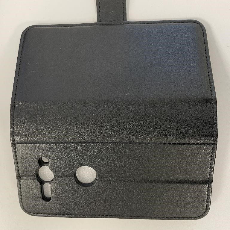 Läderfodral med magnetisk tillslutning till en mobiltelefon (s.k. smartphone). Fodralet har rektangulär form med rundade hörn. Baksidan och sidan har utskärningar för telefonens kameralins, knappar, laddkabel och dylikt. Insidan är försedd med tre slitsar för kort och en hållare av plast (TPU) som håller fast telefonen. Fodralet har enligt uppgift måtten 14 x 10 x 2 cm (L x B x H).
Fodralet omsluter och skyddar telefonen genom att täcka dess baksida, sidor och framsida. Fodralet är avsett att bäras i ficka eller handväska.