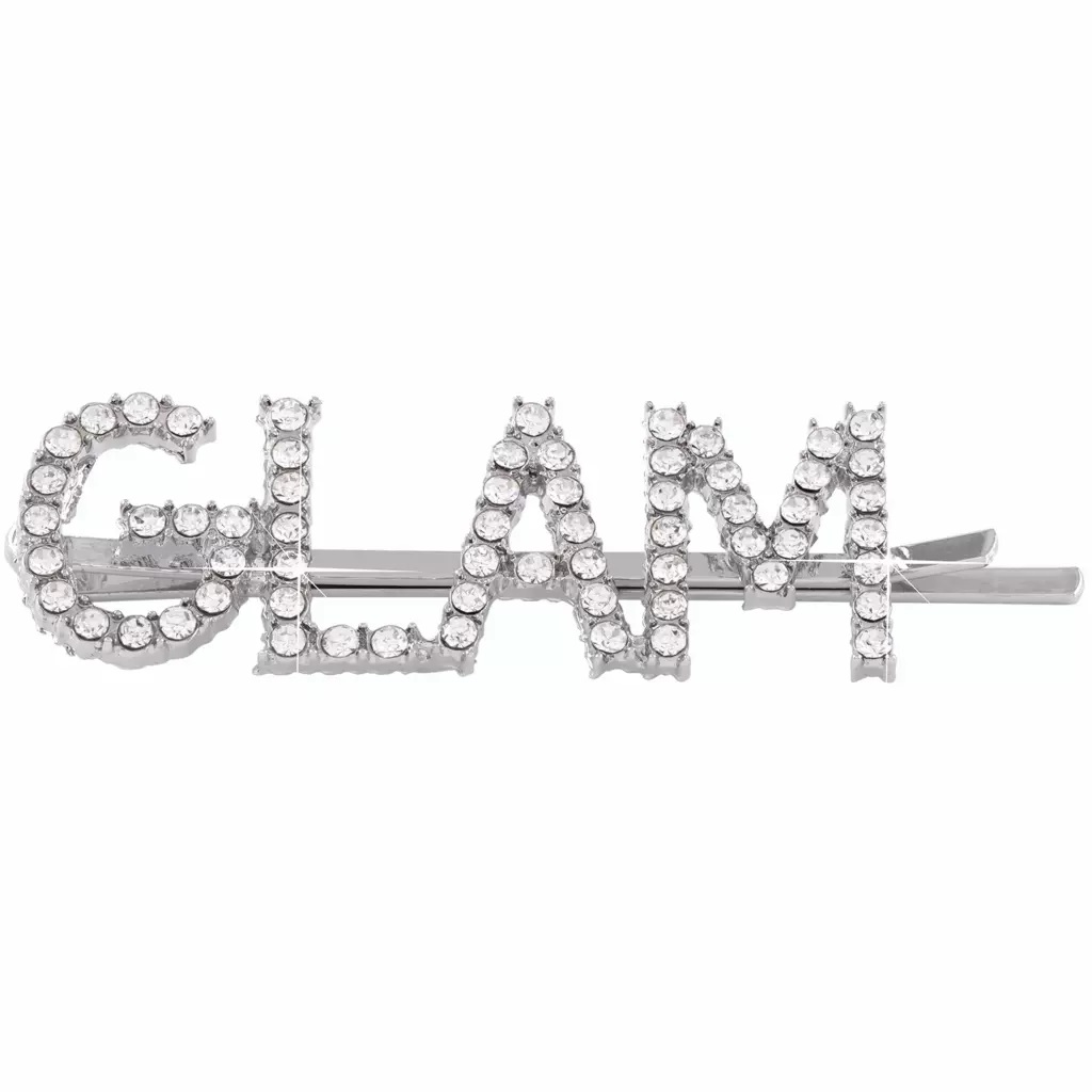 Hårnål med utsmyckning av strass som bildar texten ”GLAM”. Hårnålen består enligt uppgift av oädel metall och strass av glas.