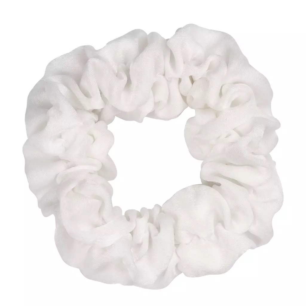 Konfektionerat beklädnadstillbehör i form av ett elastiskt hårband (en s.k. scrunchie). Hårbandet består av ett resårband som täcks av enfärgat vävt textilmaterial som sytts till en ögla.
Det vävda textilmaterialet består enligt uppgift av polyester.
Varan är konfektionerad genom sömnad.