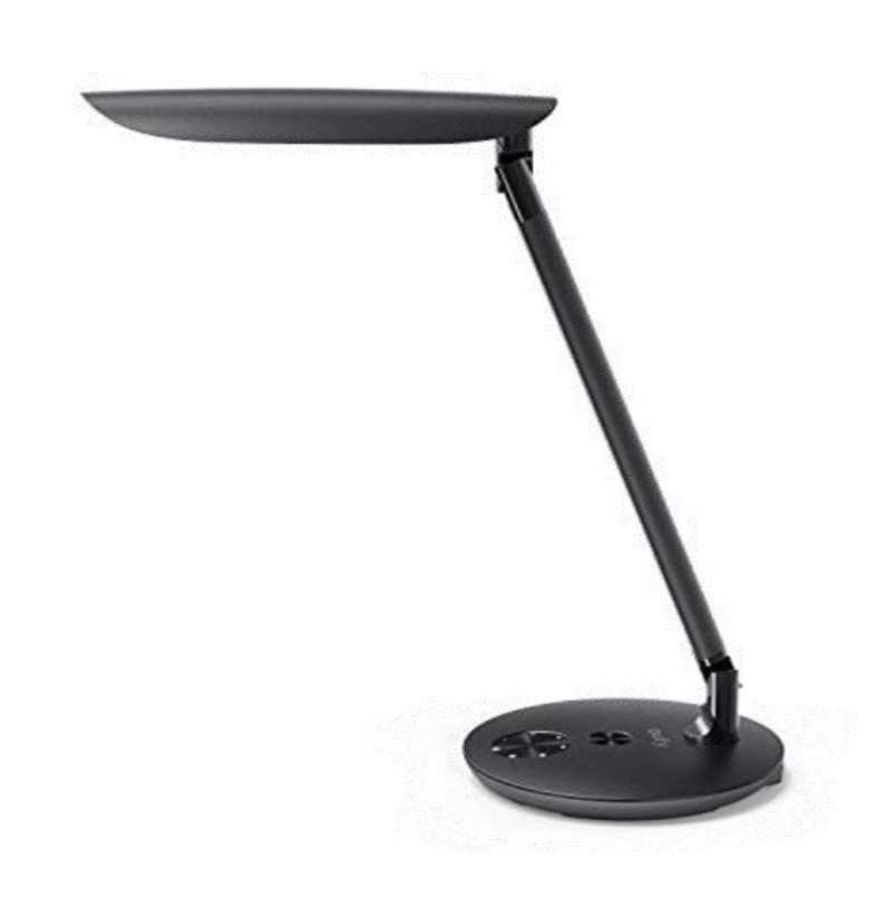 Elektrisk belysningsartikel i form av en skrivbordslampa. Varan är sammansatt och består enligt uppgift av lampfot av plast, ledad lamparm av metall (aluminium), lamphuvud av plast med LED-ljuskälla och kabel med stickkontakt.
Lampfoten har reglage (touchfunktion) för dimmer och färgtemperatur samt två USB-uttag. Skrivbordslampan är avsedd för inomhusbruk.
Skrivbordslampan har en höjd av 46,5 cm och lampfot med en diameter av 18 cm. Lampan levereras med ljuskälla. Den sammansatta varans huvudsakliga karaktär som skrivbordslampa ges av dess funktion som belysningsartikel med de funktioner som reglerar ljusstyrka och färgtemperatur. Lampans huvudsakliga karaktär som belysningsartikel av plast ges av det ingående material som dominerar varan. Enligt uppgift är belysningsartikeln utformad för användning endast med lysdiodljuskällor (LED).