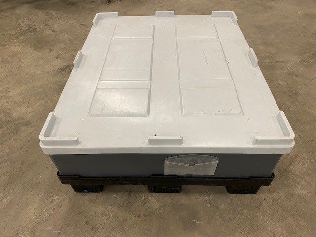 Specialemballage tillverkat av plast bestående av pall, väggar, lock och inredning. Emballaget har enligt uppgift måtten 1204 x 1004 x 455 mm (L x B x H) och en volym av 565 liter.
Specialemballaget används för transport av halvledarplattor (wafers).
Pall och lock är enligt uppgift tillverkade av HDPE (högdensitetspolyeten) och väggarna av PP (polypropen). De särskilt utformade inredningarna är anpassade för halvledarplattor (wafers) och är enligt uppgift tillverkade av PP (polypropen).