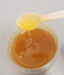 Gul dessertsås i flytande form i detaljhandelsförpackning (plastbehållare med lock och bärhandtag) om 6 kg.
Varan är avsedd som smaksättare för desserter.
Innehåller enligt uppgift passionsfruktspuré, socker, vatten, förtjockningsmedel och konserveringsmedel.