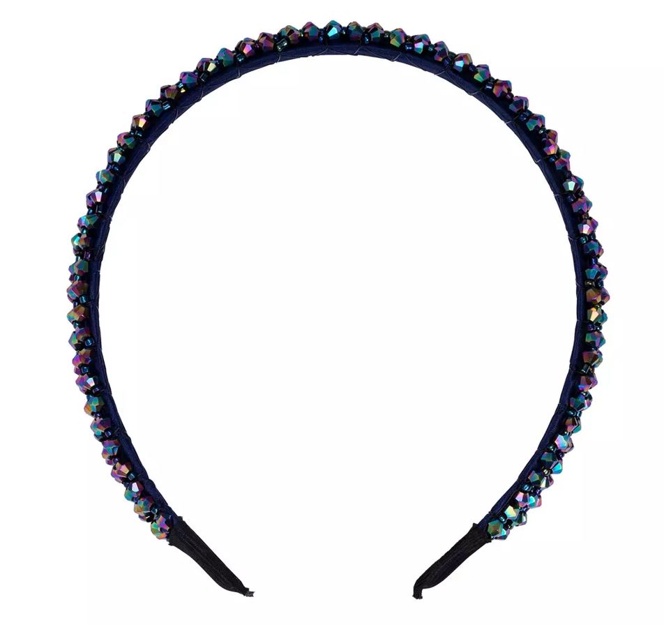 Diadem försett med facetterade plaststenar.
Diademet används som utsmyckning och för att hålla håret på plats.
Diademet består enligt uppgift av en textilklädd plaststomme, försedd med fasetterade plaststenar.