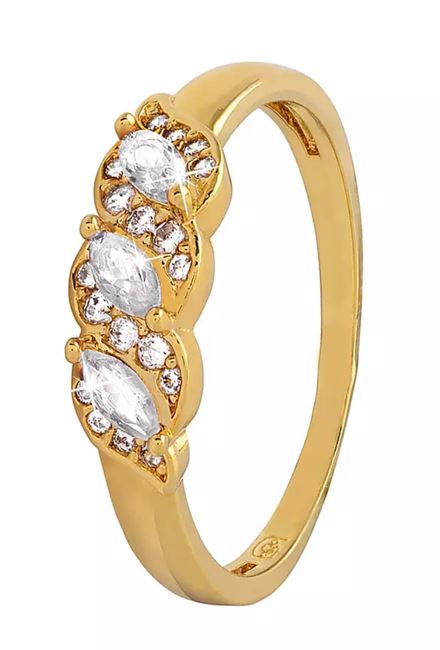 Äkta smycke i form av en ring.
Ringen är enligt uppgift tillverkad av mässing (oädel metall) med plätering av 18 karats guld (ädel metall). Ringen är försedd med syntetiska stenar.