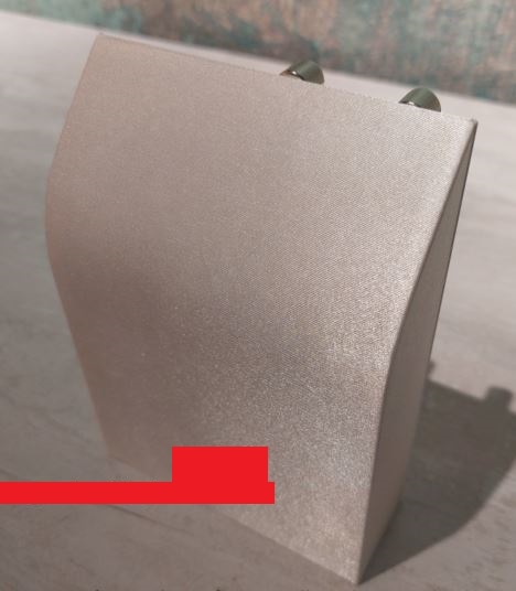 Smyckesdisplay som enligt uppgift har måtten 20 x 12 x 4 cm (H x B x Dj). Displayens framsida är välvd upptill.
Varan är enligt uppgift avsedd att användas för visning av smycken etc. i butik, t.ex. i skyltfönster eller monter.
Varans stomme består enligt uppgift av trä (MDF) och den är baktill försedd med en metallplatta. Stomme och metallplatta täcks av textilmaterial. Två magneter som kan fästas på displayens baksida medföljer.
Enligt uppgift består varan till klart övervägande del av MDF vilket därmed utgör det karaktärsbestämmande materialet.