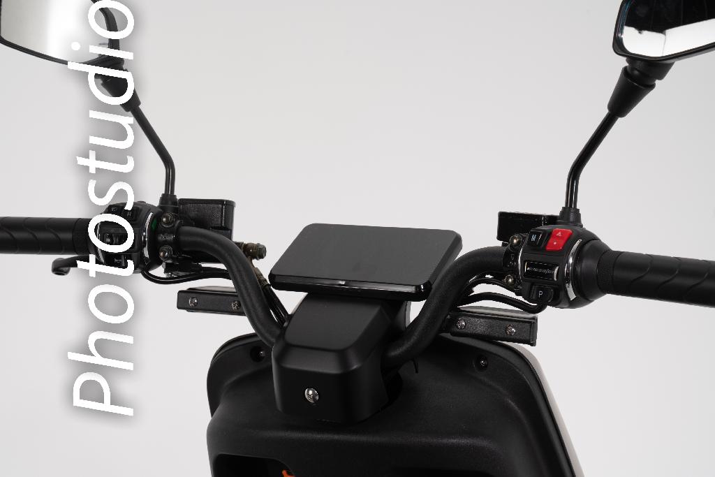Elektrisk moped av skotertyp, 3000W motor, 45km/h, hydrauliska bromsar. Plats för två 60V 26Ah batterier. Fordonet saknar pedaler.