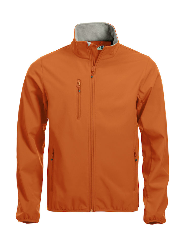 Klädesplagg för överdelen av kroppen i form av en jacka, s.k. softshell, med långa ärmar och ståkrage. Jackan är försedd med genomgående öppning mitt fram som tillsluts med blixtlås upp till kragens kant.
Jackan som består av tre lager har enligt uppgift en vattenavvisande ytbehandling på yttersidan av tyget och damknäppning (höger till vänster vid halslinning).
Jackan har yttertyg av väv bestående av 96 % polyester och 4 % elastan (s.k. softshell) och mittenlagret består enligt uppgift av TPU-film (plast). Fodret är en dukvara av trikå av 100 % polyester. Jackan har två insydda sidofickor och en bröstficka på höger sida, samtliga försedda med blixtlås. Jackan är även försedd med fyra innerfickor utan tillslutning och elastiskt band i nederkant samt ärmslut. Jackan är konfektionerad genom sömnad av plastbelagd väv (textilmaterial enligt HS-nummer 5903) av syntetiskt textilmaterial. Plagget har en längd mitt bak av 75 cm i storlek L.