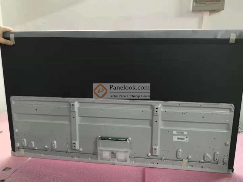 50” TFT Liquid Crystal Display TV-modul med LED-bakgrundsbelysningsenhet. Panelen stöder 3840 x 2160 Quad HD TV-format och kan visa äkta 1.07G-färger (8-bitars+FRC/färg). Drivkortsmodulen för bakgrundsbelysning är inte inbyggd.
Panelen är tänkt att användas i en datormonitor.
Enligt uppgift från sökanden så innehåller panelen inga drivrutiner eller styrkretsar.
Storlek: 1125 X 651 X 3 mm