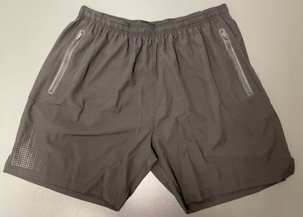 Konfektionerat klädesplagg i form av en kortbyxa (shorts) med vida ben som slutar strax ovanför knäna.
Kortbyxan har hopdragningsanordning i midjan som utgörs av resår och dragsko. Framtill finns en ficka på varje sida som försluts med blixtlås. Plagget saknar öppning framtill (unisexmodell). Bensluten är fållade och försedda med sprund på utsidan. Kortbyxan är försedd med ett tryck längst ner på framsidan av höger ben.
Plagget är tillverkat av enfärgad dukvara av väv som enligt uppgift består av polyester (90 %) och elastan (10 %). Plagget förekommer i storlekarna S/M och L/XL.