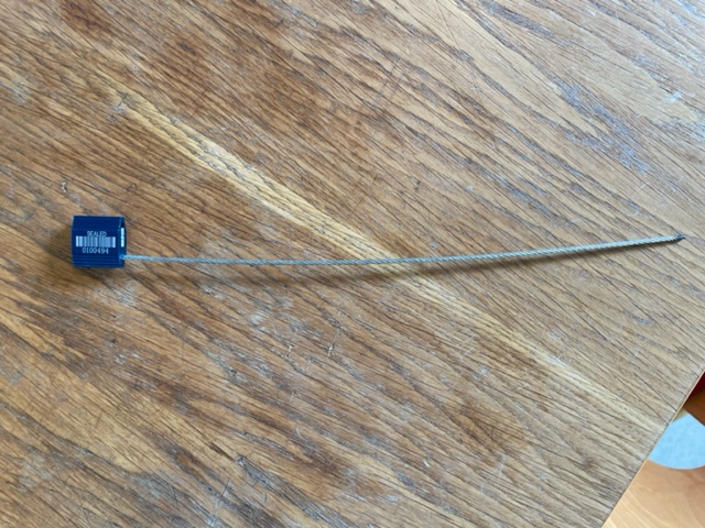 Vajersigill
Produkten används huvudsakligen till att försegla. containers/trailers och andra transporter.
Vajersigillet består av en 30 cm lång tvinnad tråd (wire) av rostfritt stål med en diameter av 2,5 mm samt ett engångslås med måtten 2,5 x 2,5 x 0,5 cm.  Varan har en individuell numrering.