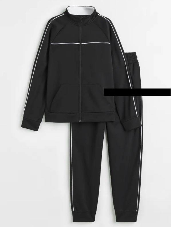 Enfärgad, ofodrad träningsoverall bestående av en jacka och ett par byxor med långa ben. Plaggen är konfektionerade genom sömnad av dukvara av trikå, enligt isydd etikett bestående av polyester (WCT).
På grund av plaggens utseende och beskaffenheten av det tyg som plaggen består av framgår det att träningsoverallen ska användas huvudsakligen vid sportutövning.
Jackan har långa isydda raglanärmar, ståkrage och genomgående öppning mitt fram som tillsluts med dragkedja upp till kragens kant. Plagget har en kort överlappning från höger till vänster vid halslinningen (damknäppning), påsydda fickor utan tillslutning vid midjehöjd på vardera framstycke. Ärmslut och nederkant är försedda med avsmalnande mudd. Jackan har passpoaler i avvikande färg längs ärmarna och över bröstet. Plagget har en längd mitt bak av 64 cm i storlek 170. 
Byxan har långa raka ben som avslutas med avsmalnande mudd, passpoal i avvikande färg längs utsidan av byxbenen, klädd resår och dragsko i midjan samt ficka i vardera sidsöm. Byxan har ingen öppning från midjan och neråt samt saknar knäppning eller annan tillslutningsanordning.
Plaggen är tillverkade av ett enda identiskt material. Plaggen har samma struktur, stil, färg, tygsammansättning och är i storlekshänseende överensstämmande med varandra. Plaggen säljs tillsammans.