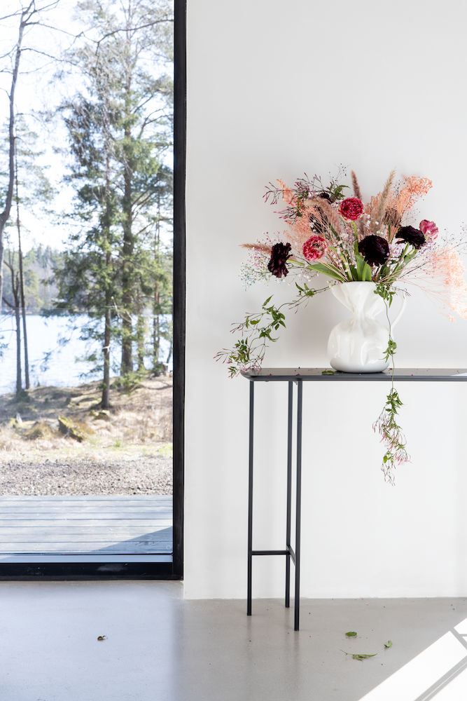 Keramisk produkt i form av ett prydnadsföremål av porslin. Prydnadsföremålet är en enfärgad glaserad vas försedd med ett handtag och med avsmalnande parti på mitten. Enligt uppgift är varan formgjuten. Vasens öppning är oregelbunden i formen, invändigt försedd med en kant och saknar hällpip.
Varan är avsedd för prydnadsändamål.
Vasen har måtten 22 x 16 x 25 cm och finns i olika färger.
 
Vasen liknar en kanna. Öppningens oregelbundna form och kant är utformad på sådant sätt att varan är olämplig att hälla ur. Det avsmalnande partiet på mitten av varan försvårar rengöring.  Varan tjänar därmed inte ett praktiskt ändamål som bords- och köksartikel och har inte heller något nyttovärde utan är avsedd för prydnad.