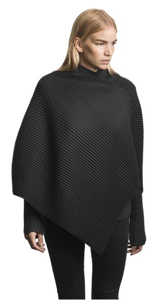 Klädesplagg av trikå i form av en poncho för överdelen av kroppen vilken når ner till ungefär mitten av låret. Ponchon dras över huvudet och har fållad halsringning. Plagget har varken ärmar eller ärmhål samt saknar både öppning framtill och tillslutning. Ponchon har asymmetrisk form och är vidare nedtill än upptill.
Plagget är avsett att bäras över alla andra kläder och skyddar mot väder och vind.
Plagget består av två tygstycken av plisserad fleecetrikå som är hopfogade genom sömnad. Fleecetrikån är enligt uppgift tillverkad av 75 % polyester och 25 % viskos.