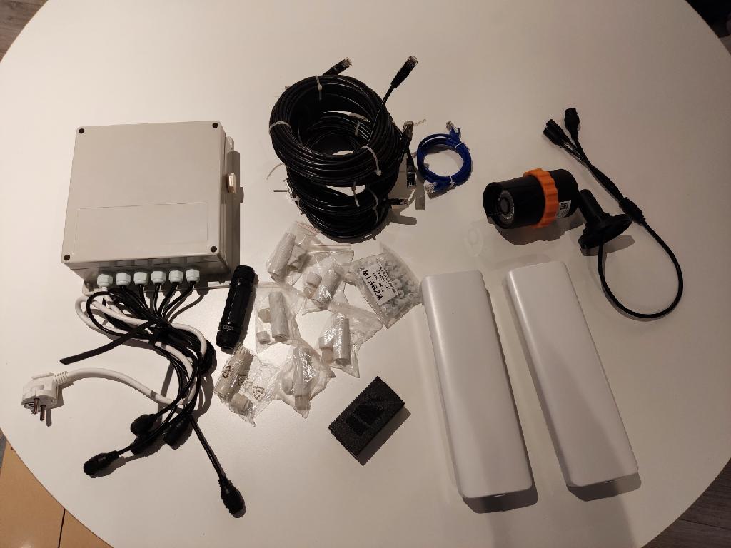 Övervakningskamerasystem utformat för lantbruksändamål.
En övervakningskamera med kamera-router och trådlös länkutrustning. 
Varukombinationen är utformad för att användas för övervakning av djur, ekonomibyggnader, bränsletankar etc.
Varan presenteras i detaljhandelsförpackning med erforderliga kablar, antenner, fästen m.m.
Kamera är utrustad med en CMOS-censor 1/2,7″ med upplösningen 1920 x 1080p, IR-filter och IR-belysning mm. Samt har IP klassning IP66. Kameran strömmatas med 12 VDC eller POE.
Kamera-router med anslutning för upp till 4 kameror, transmitter och antenn. 
Transmitter med antenn som ansluts till kunds router (router ingår inte i beslutet). 
Satsen omfattar även beslag, nätverkskablar etc.