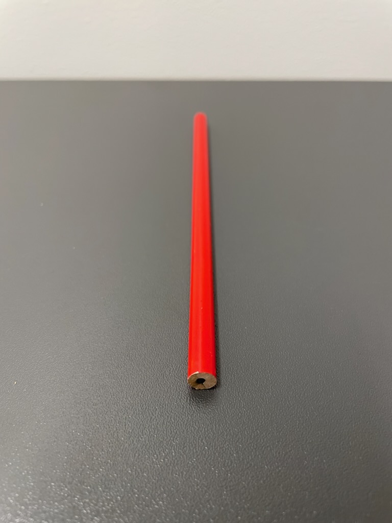 Blyertspenna (ca 17 cm) med grafitstift inneslutet i ett hölje enligt uppgift tillverkat av trä.
Blyertspennan levereras tillsammans med armbandsur SE BTI TV-2022-16097-1, tuschpenna SE BTI TV-2022-16097-3, pennvässare SE BTI TV-2022-16097-4, linjal SE BTI TV-2022-16097-5 och radergummi SE BTI TV-2022-16097-6. Artiklarna är förpackade gemensamt i en ask i form av ett pennskrin SE BTI TV-2022-16097-7. Artiklarna tillsammans uppfyller inte villkoren för att klassificeras som en sats för försäljning i detaljhandeln, då artiklarna inte har tillräckligt samband sett till användningen. Detta beslut omfattar endast blyertspennan.