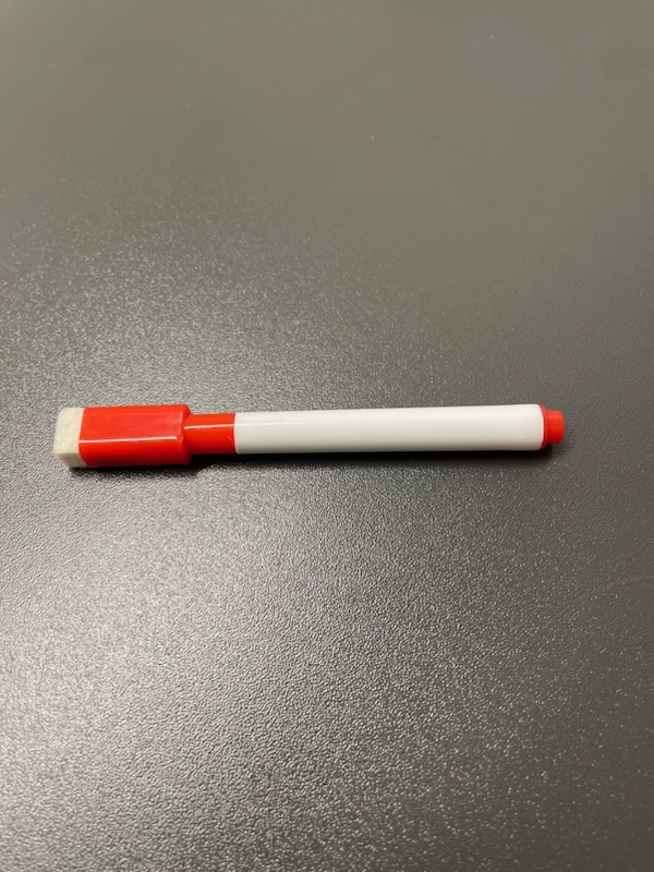 Tuschpenna (ca 11 cm) av plast försedd med filtspets och sudd.
Varan fungerar även som en s.k. whiteboardpenna. Tillhörande rektangulärt formade sudd används för att radera färgen.
Suddet är tillverkat av sammanpressade, syntetiska fibrer enligt kapitel 56. Pennan är det som ger varan dess huvudsakliga karaktär.
Tuschpennan levereras tillsammans med armbandsur SE BTI TV-2022-16097-1, blyertspenna SE BTI TV-2022-16097-2, pennvässare SE BTI TV-2022-16097-4, linjal SE BTI TV-2022-16097-5 och radergummi SE BTI TV-2022-16097-6. Artiklarna är förpackade gemensamt i en ask i form av ett pennskrin SE BTI TV-2022-16097-7. Artiklarna tillsammans uppfyller inte villkoren för att klassificeras som en sats för försäljning i detaljhandeln, då artiklarna inte har tillräckligt samband sett till användningen. Detta beslut omfattar endast tuschpennan.