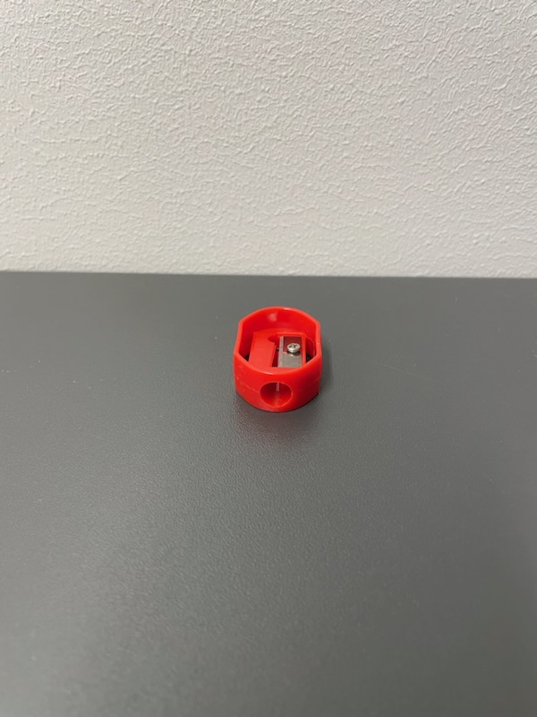 Pennvässare av plast försedd med skärande blad av oädel metall.
Pennvässaren levereras tillsammans med armbandsur SE BTI TV-2022-16097-1, blyertspenna SE BTI TV-2022-16097-2, tuschpenna SE BTI TV-2022-16097-3, linjal SE BTI TV-2022-16097-5 och radergummi SE BTI TV-2022-16097-6. Artiklarna är förpackade gemensamt i en ask i form av ett pennskrin SE BTI TV-2022-16097-7. Artiklarna tillsammans uppfyller inte villkoren för att klassificeras som en sats för försäljning i detaljhandeln, då artiklarna inte har tillräckligt samband sett till användningen. Detta beslut omfattar endast pennvässaren.