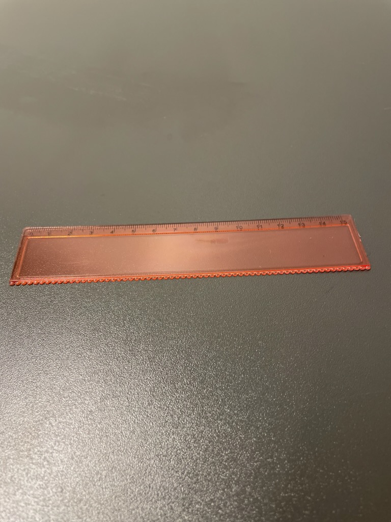 Rektangulär linjal av plast. Linjalen är graderad från 0 till 15 cm och avsedd för mätning.
Linjalen levereras tillsammans med armbandsur SE BTI TV-2022-16097-1, blyertspenna SE BTI TV-2022-16097-2, tuschpenna SE BTI TV-2022-16097-3, pennvässare SE BTI TV-2022-16097-4 och radergummi SE BTI TV-2022-16097-6. Artiklarna är förpackade gemensamt i en ask i form av ett pennskrin SE BTI TV-2022-16097-7. Artiklarna tillsammans uppfyller inte villkoren för att klassificeras som en sats för försäljning i detaljhandeln, då artiklarna inte har tillräckligt samband sett till användningen. Detta beslut omfattar endast linjalen.