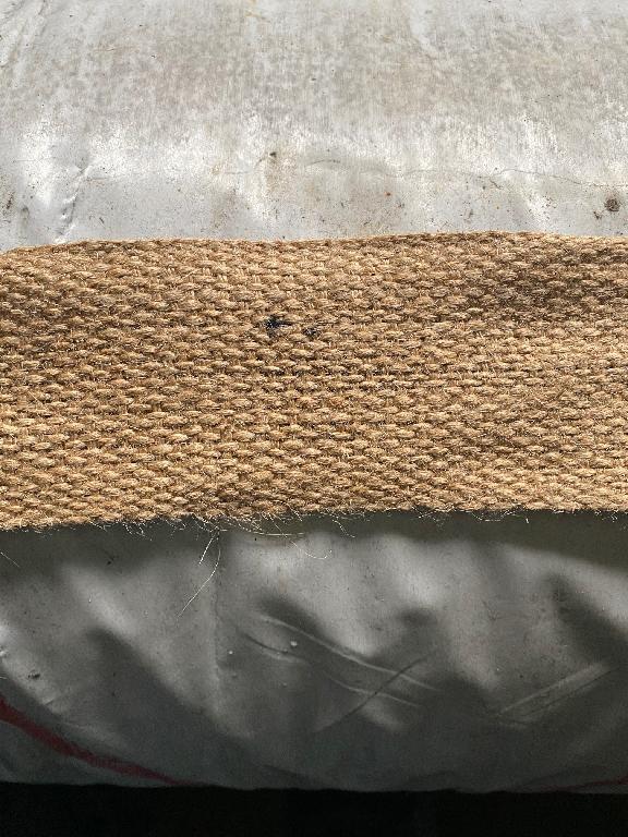 Vävt band, s.k. sadelgjordsväv.
Bandet används bland annat för uppbindning av träd.
Det vävda bandet är enligt uppgift tillverkat av jute, har stadkanter och en bredd av 6 cm och förekommer i rullar om 4 m, 10 m och 25 m.