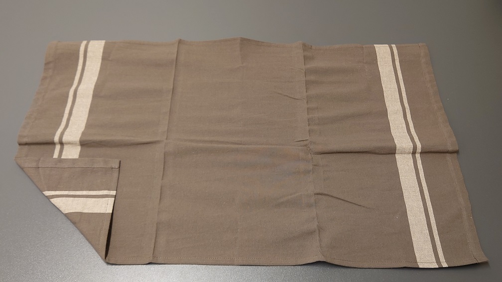 Konfektionerad textilvara i form av en kökshandduk med måtten 45 x 67 cm (B x L).
Enligt uppgift tillverkad av vävt textilmaterial av 100 % bomull.
Kökshandduken har fållade kanter och är därmed konfektionerad.