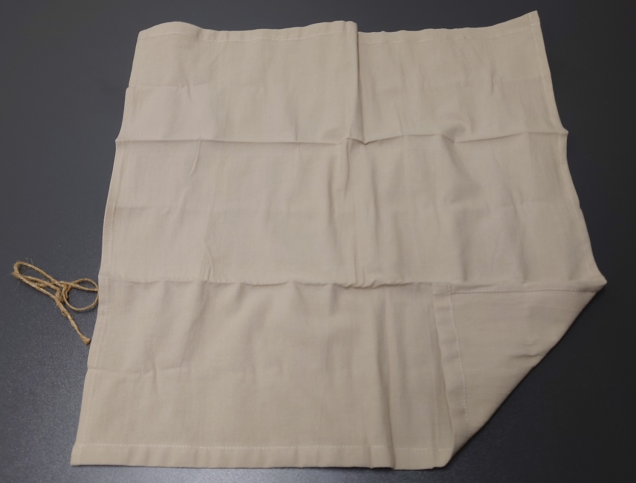Konfektionerad textilvara i form av en kvadratisk servett med måtten 45 x 45 cm (B x L).
Avsedd att användas som bordslinne.
Enligt uppgift tillverkad av vävt textilmaterial av 100 % bomull.     
Servetten har fållade kanter och är därmed konfektionerad.