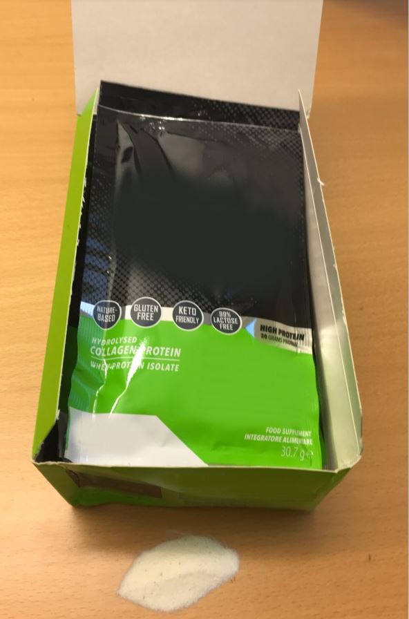 Kosttillskott i form av ett proteinpulver, enligt uppgift innehållande gräsmatat vassleproteinisolat, gräsmatade kollagenpeptider, naturlig vaniljsmak, MCT oljepulver, magnesiumcitrat, solroslectin och sötningsmedel steviolglykosid. Kosttillskottet föreligger i avdelade doser (påse om 30,7 g) i detaljhandelsförpackning innehållande 10 påsar. För att få en färdig dryck blandas påsens innehåll med vatten.