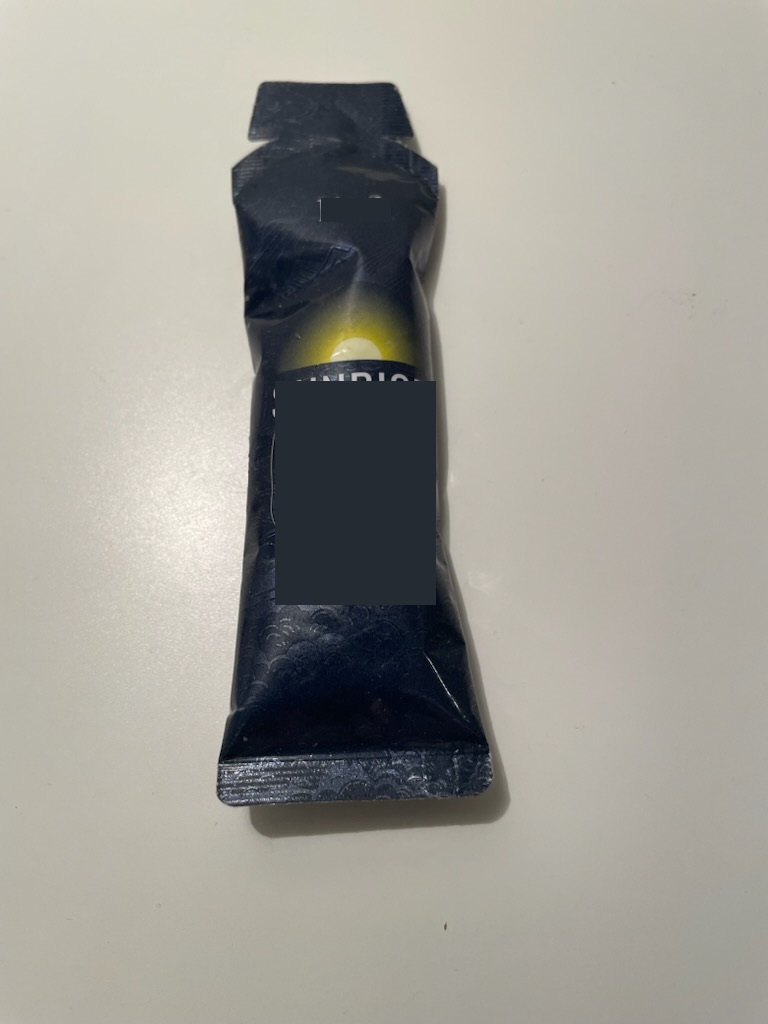 Alkoholfri dryck i form av ett drickfärdigt kosttillskott. Produkten innehåller enligt uppgift bl.a. vatten, socker, sötningsmedel, vitaminer, förtjockningsmedel samt koncentrat/extrakt från olika frukter och bär. Kosttillskottet föreligger i portionspåsar av plast (avdelad dos om 30 ml) som är förpackade i detaljhandelsförpackning/pappkartong om 30 påsar.