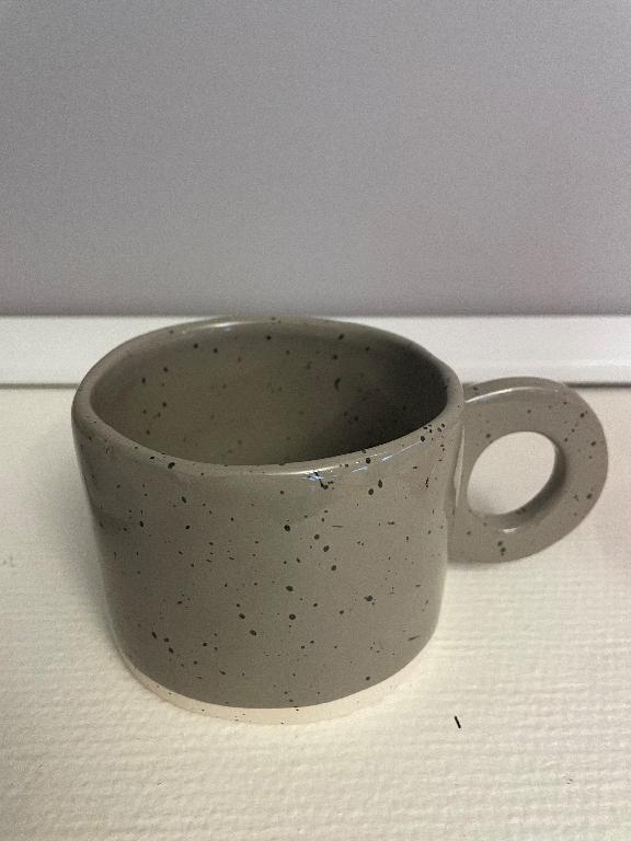 Bordsartikel enligt uppgift i form av en kopp tillverkad av keramiskt material med handmålade prickar. Koppen har måtten 7 x 9 (H x Ø) cm och är försedd med öra. 

Varan har undersökts av Tullverkets laboratorium, undersökningens resultat visar att varan bedöms bestå av fajans eller keramik.
