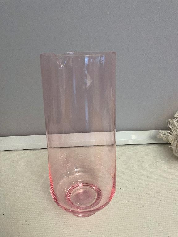 Glasvara enligt uppgift i form av en karaff (ej framställd för hand) tillverkad av rosafärgat glas och utrustad med pip. Karaffen rymmer över 2 liter, har måtten 24 x 9 (H x Ø) cm och är avsedd att användas som bordartikel.