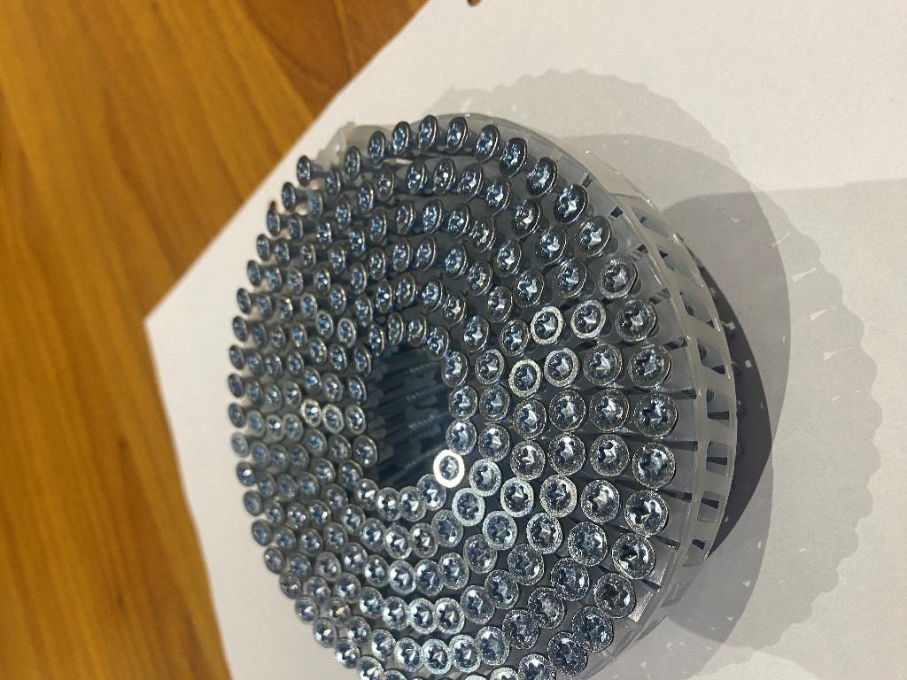 Plastbandad drivskruv (spikskruv)
Den förzinkade drivskruven slås in i materialet med en spikpistol. Varan har ett huvud anpassat för Torx 20 bit och en skruvformad kropp. Den saknar självgängande spets. Vid demontage så skruvas drivskruven ut ur materialet. Drivskruven används vid konstruktion av emballage.
Drivskruven är tillverkad av stål och plastbandad.
Drivskruven har en längd av 32, 35, 40 respektive 45 mm och en stamdiameter på 2,7 mm.