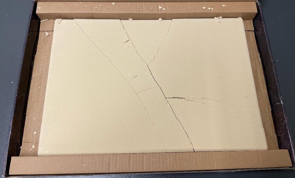 Köksartikel av keramiskt material i form av en rektangulär oglaserad pizzasten med rundade hörn och mått om 440 x 300 x 12 mm (L x B x H).
Artikeln används för att grädda pizza i ugn eller på grill.
Laboratorieundersökning är utförd och har visat att artikeln består av kordierit (annat keramiskt material än porslin, vanligt lergods, stengods eller fajans eller keramik).
Artikeln är förpackad i detaljhandelsförpackning.