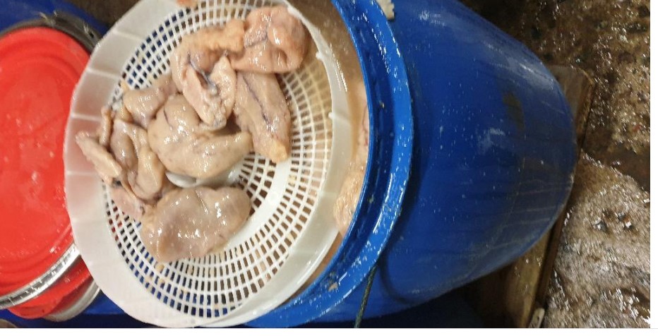 Fiskrom enligt uppgift från torsk (Gadus morhua) i saltlake med tillsats av socker. Rommen är inte urtagen ur romsäcken. Torskrommen innehåller fiskrom, vatten, salt och socker samt föreligger i 120 liters plasttunnor. Varan är enligt uppgift avsedd att användas för framställning av kaviarersättning och är inte konsumtionsfärdig.
