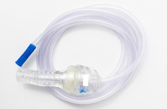 Vara i form av en extern kateter.
 
Katetern är avsedd att användas i ett system tillsammans med en luftpump/aspirator för att tömma urinblåsan på patienter genom ett lätt luftsug. (Luftpump/aspirator omfattas ej av detta BKB.)

Katetern består av ett hus tillverkat av plast (styrene) och en slang av silikon. Huset har måtten längd 8,3 cm och maxbredd av 5,5 cm. Silikonslangen är 11,43 cm lång med en yttre diameter om 2,73 cm och en inre diameter om 1,5 cm. Huset innehåller ventiler/säkerhetsventiler som reglerar trycket i katetern för att förhindra att det blir skadligt.  

Katetern ansluts till en separat luftpump/aspirator med en ca 183 cm lång slang av plast (PVC) för att tömma urin från katetern till en uppsamlingsbehållare som är en del av luftsugen/aspiratorn.

Katetern är sterilt förpackad i en plastpåse.