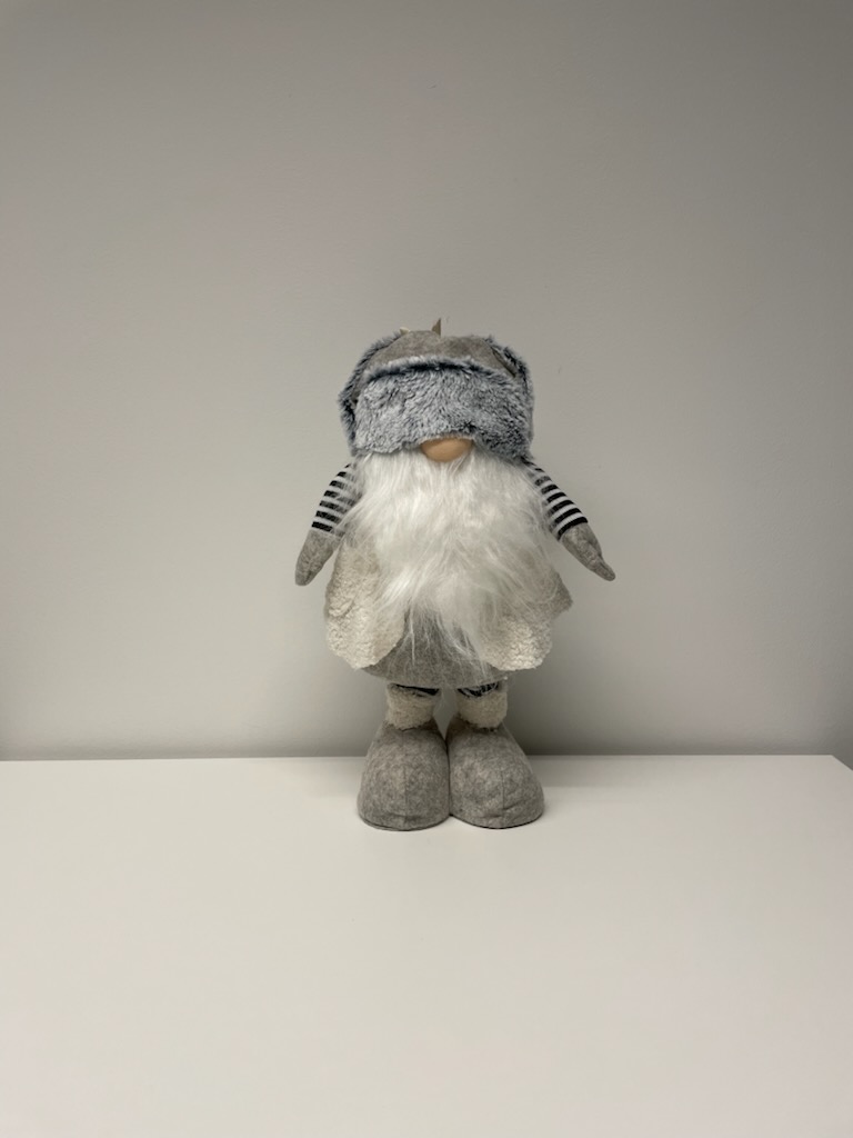 Prydnadsartikel i form av en tomte av textilmaterial.
Tomten är ställbar i höjdled från 50 cm till 120 cm med hjälp av de teleskopiska (består av delar som kan skjutas in i var¬andra) benen. Stommen är enligt uppgift tillverkad av rostfritt stål (oädel metall). Tomten har en kropp av filt som är fylld med sand. Kläderna är enligt uppgift tillverkade av syntetiskt textilmaterial av trikå (polyester). Varan är konfektionerad genom sömnad.
Varan är en vinterartikel lämpad för en mer generell användning som prydnadsartikel under vintersäsongen på grund av sina objektiva egenskaper. Eftersom tomten till stor del består av trikå och filt ska det HS-nummer tillämpas som står sist av de HS-nummer som skäligen kan komma ifråga enligt allmänna bestämmelser regel 3 c. Varan är förpackad för försäljning i detaljhandeln.