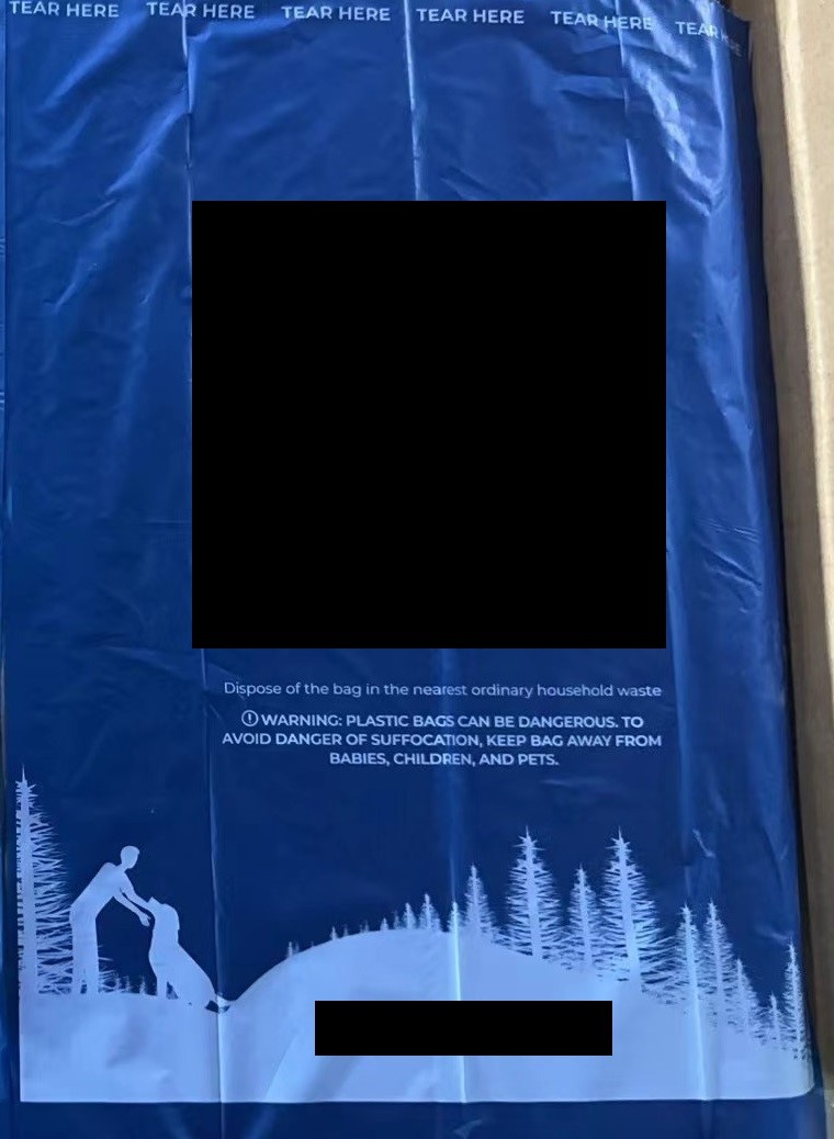 Plastvara, enligt uppgift i form av avfallspåsar för hundar. Varje påse har mått om ca 23 x 33 cm och är försedda med bild- och texttryck.
Påsarna är tillverkade av plast (polyeten, PE) och majsstärkelse. Plastmaterialet är karaktärsgivande.
Föreligger i detaljhandelsförpackning innehållande åtta rullar à 15 påsar.