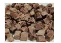 Kött enligt uppgift skivat och frystorkat kycklingkött. Produkten är avsedd som hundfoder och föreligger i detaljhandelsförpackning om 50 g.