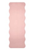 Rektangulär träningsmatta enligt uppgift med rundade hörn och vågformade långsidor. Mattan har enligt uppgift måtten 183 x 68 x 0,5 cm (L x B x H). Varan är förpackad för försäljning i detaljhandeln.
Mattan är avsedd att användas vid träning och yoga.
Mattan består av två lager. Det övre lagret är ca 1 mm tjock och består av plast (polyuretan). Det undre lagret är ca 4 mm tjockt och består av poröst gummi.
På grund av mattans objektiva egenskaper och dess neutrala form kan den inte identifieras som ett redskap eller annan utrustning för kroppsövningar, gymnastik, idrott eller annan sport utan ska klassificeras efter materialets beskaffenhet.