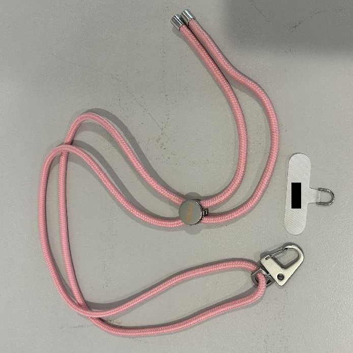 Enligt uppgift en s.k. mobiltelefonsnodd (”phone strap”). Varan består av en snodd av garn av textilmaterial med snörstopp, ändar och karbinhake samt en fästanordning med ögla som är avsedd att fästas till en mobiltelefon.
Fästanordningen monteras mellan mobiltelefonen och dess skal. Snodden bärs runt halsen eller kroppen. Karbinhaken fästs till fästanordningen.
Snodden är enligt uppgift rundflätad och tillverkad av polyester.
Snodden ger varan dess huvudsakliga karaktär. Varan är förpackad för försäljning i detaljhandeln.