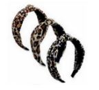 Hårprydnad i form av ett diadem.
Diademet används som utsmyckning och för att hålla håret på plats.
Diademet består enligt uppgift av en plaststomme klädd med leopardmönstrat textilmaterial och försett med en knut mitt på.