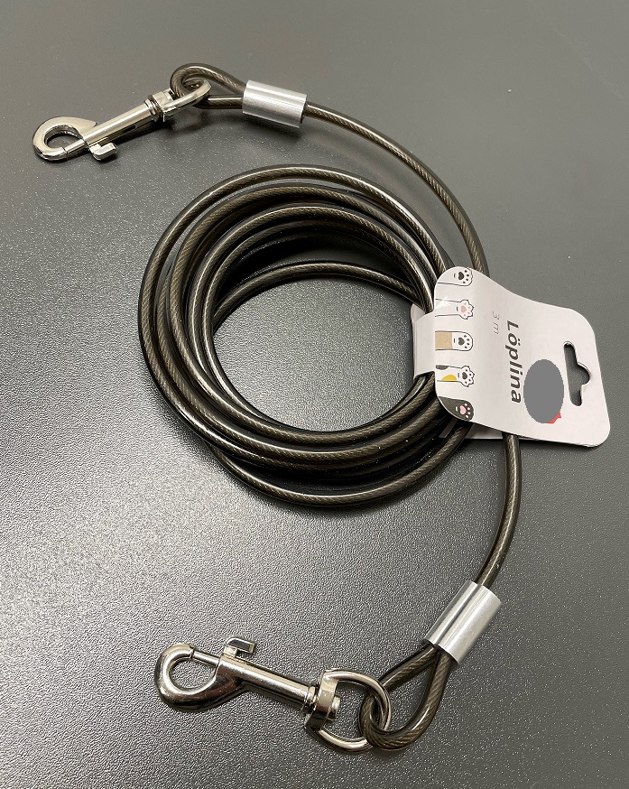 Sadelmakeriarbete i form av en 3 meter lång löplina med öglor och karbinhakar i ändarna.
Avsedd att användas för att koppla en hund.
Varan består av tvinnad ståltråd med plastöverdrag och karbinhakar av oädel metall.