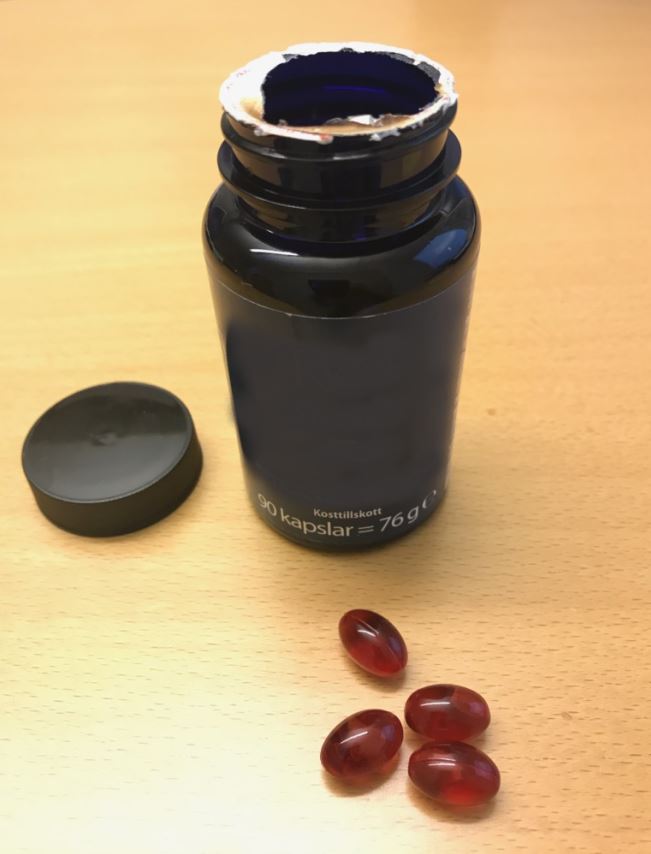 Livsmedelsberedning (näringstillskott) i kapslar. Föreligger i detaljhandelsförpackning/plastburk om 90 stycken kapslar.
Produkten innehåller enligt uppgift en blandning av animaliska oljor från olika fiskar och vitamin E. Kapselskalet är tillverkat av fiskgelatin, glycerol och vatten.
Produkten bedöms inte innehålla några avgiftsbelagda jordbrukskomponenter.