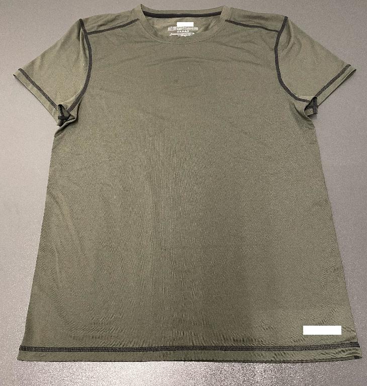 Klädesplagg i form av en t-tröja (t-shirt) avsedd att täcka överdelen av kroppen. T-tröjan har lös passform, rund halsringning med påsydd ribbstickad kant (saknar öppning och tillslutning), korta ärmar, fållade ärmslut och fållad nederkant.
T-shirten är enligt uppgift avsedd att bäras direkt på kroppen och användas som träningsplagg.
Plagget är konfektionerat genom sömnad av enfärgad dukvara av trikå som enligt tryck i plagget består av 86% polyester och 14% elastan (syntetiska fibrer, konstfibrer).
Plagget förekommer enligt uppgift i storleksintervallet S-XL och har en längd mitt bak av 68,5 cm i storlek M.