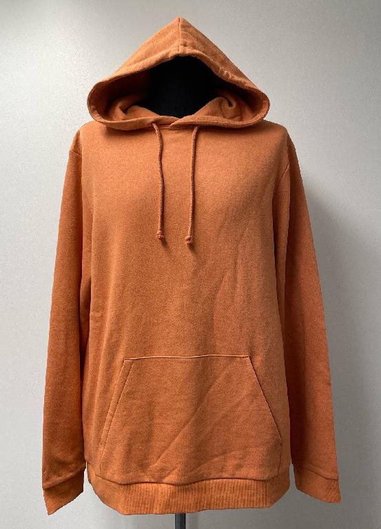 Långärmat ofodrat plagg i form av en enfärgad tröja (s.k. huvtröja/hoodie) som är avsedd att täcka överdelen av kroppen ner till strax under midjan. Tröjan saknar öppning framtill och har ingen tillslutning. Tröjan har huva med dragsko, känguruficka framtill, ribbstickad mudd nedtill och ribbstickade muddar i ärmsluten.
Tröjan är konfektionerad genom sömnad av dukvara av trikå, har ruggad insida och är enligt isydd etikett tillverkad av 75 % bomull och 25 % polyester.
Tröjan har en längd mitt bak av ca 72 cm i storlek M. Plagget är inte igenkännligt vare sig som kläder för män eller pojkar eller som kläder för kvinnor eller flickor och ska därmed klassificeras enligt numret som omfattar kläder för kvinnor eller flickor.