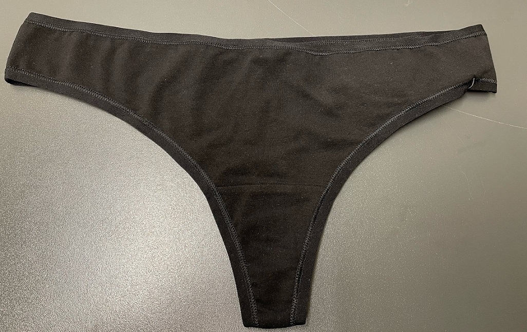 Underklädesplagg i form av en trosa av stringmodell.
Trosan är enfärgad (svart), har fodrad gren och är avsedd för kvinnor.
Plagget är konfektionerat genom sömnad av dukvara av trikå bestående av 95 % bomull och 5 % elastan.
Trosan förekommer enligt uppgift i storleksintervallet XS-XL och föreligger i en förpackning innehållande fyra plagg.