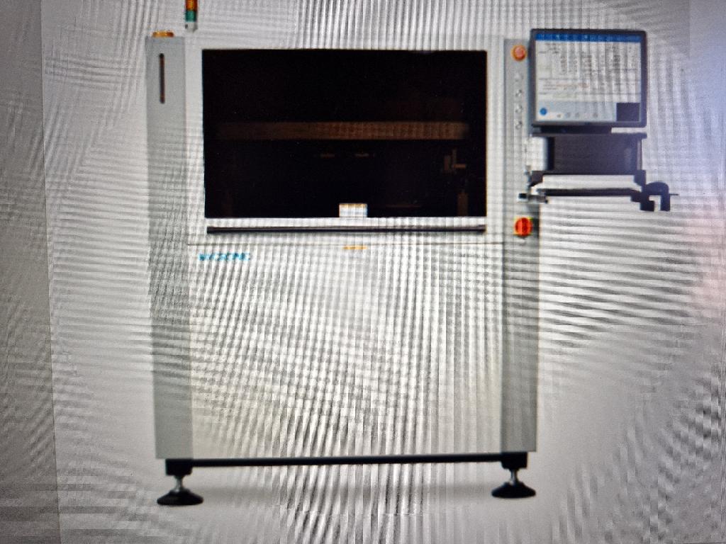 Maskin som enligt uppgift används för applicering av lödpasta på mönsterkort (PCB) för att fästa komponenter på korten.
Maskinen är utrustad med bland annat anordning för fixering av stencilen, kamera- och driftsystem, mjukvarubaserad styrenhet och verktyg med öppningar för lödpasta som trycks igenom med en skrapa för applicering på mönsterkorten (PCB:erna/substratet)
Maskinen använder tillverkarens programvara för att programmera, styra och kontrollera processen.
Den kan arbeta isolerat eller kopplad till transportörer för automatisering.
Mått: 1250 x 1480 x 1550 mm (LxBxH)
