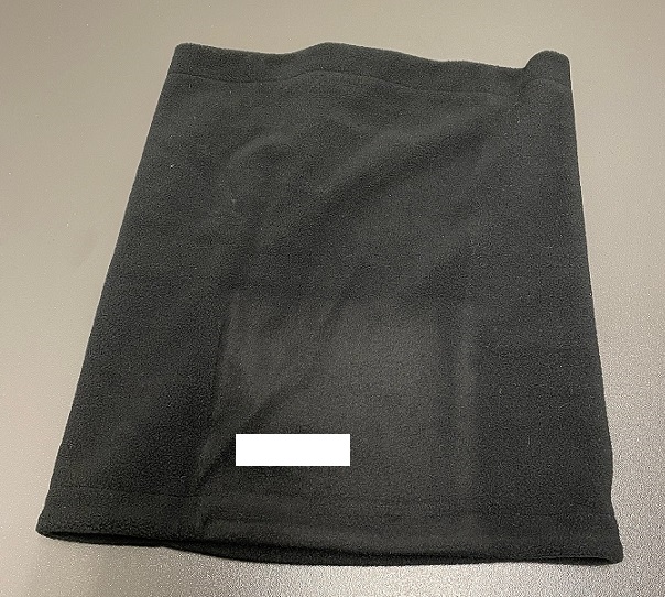Beklädnadstillbehör i form av en tubformad halsduk försedd med texttryck (varumärkeslogotyp).
Varan bärs runt halsen.
Varan är enligt uppgift tillverkad av dukvara av trikå av polyester. Varan består av dubbla tyglager, är hopsydd längs ena sidan och försedd med kantsömmar runt om. Uppmätt mått är ca 28 x 28 cm.
Halsduken är konfektionerad genom sömnad.