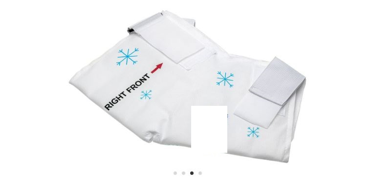 Kylbandage bestående enligt uppgift av ett axelförband med kardborreband och fyra kylpåsar.
Varan är avsedd att användas inom sjukvården efter ortopedisk operation samt kan användas under hela rehabiliteringsperioden.
Axelförbandet är tillverkat av nonwovenmaterial (polypropen). Förbandet omsluter axeln och har två fickor där kylenheterna ska placeras. Kylenheten utsida består av plast (polyeten/nylon) försedda med celler innehållande vätska (vatten). Kylenheterna ska frysas före användning.
Vattnet ger den sammansatta varan dess huvudsaklig karaktär på grund av dess betydelse i avsedd användning.