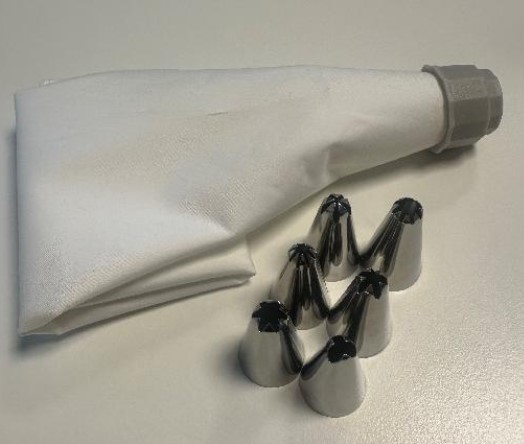 Handverktyg i form av en sats enligt uppgift bestående av:

- 1 st. spritspåse, med måtten 29,5 cm x 16,5 cm (L x B).
- 6 st. spritsmunstycken, med måtten 3 cm x 2 cm (H x D).
Varan är främst avsedd att användas för att dekorera bakverk.
Spritspåsen är tillverkad av textilmaterial med plastbelagd insida. Spritsmunstyckena är tillverkade av rostfritt stål. Munstyckena sätts samman med spritspåsen med hjälp av en adapter av plast.
Artiklarna i satsen har förpackats gemensamt i en detaljhandelsförpackning utan behov av ompackning för att användas vid ett speciellt göromål.