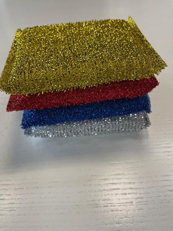 Konfektionerad textilvara i form av en rengöringssvamp. Varan har hopsvetsade kanter och måtten ca 11 x 8 x 1 cm (L x B x H).
Rengöringssvampen är enligt uppgift avsedd för hushållsbruk.
Varan består av en svamp av plast omsluten av ett hölje av dukvara av trikå, enligt uppgift tillverkad av textilmaterial bestående av polyester med remsor av polyeten.
Varan levereras i detaljhandelsförpackning om fyra svampar förpackade i ett pappersomslag.